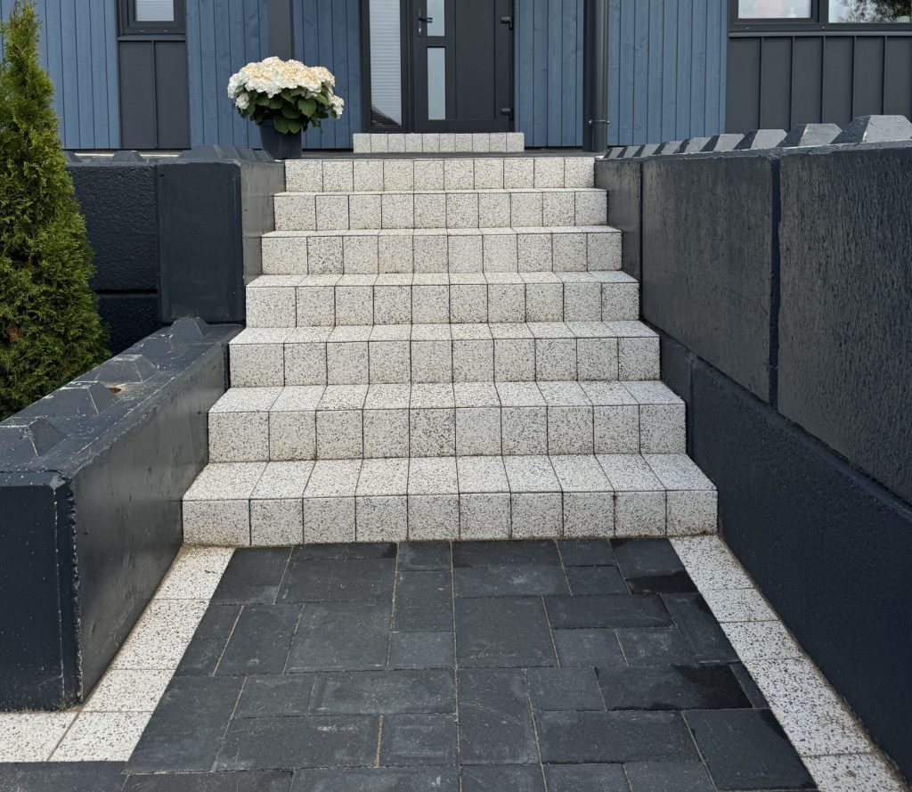 SCANDINAVIAN MOSAIC 6 BLACK AND SCANDINAVIAN MOSAIC 6 WHITE MARBLE (SIGNATURE), KERBSTONE 8 BLACK