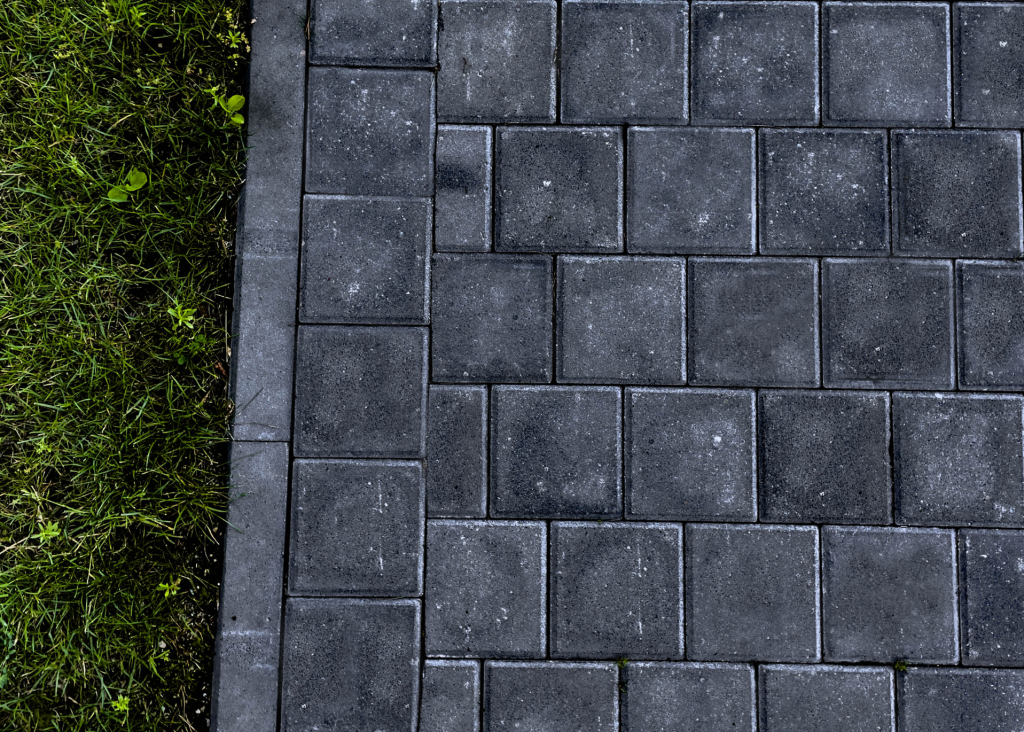 DEKOR 150 MODERN BLACK + KERBSTONE 8 BLACK