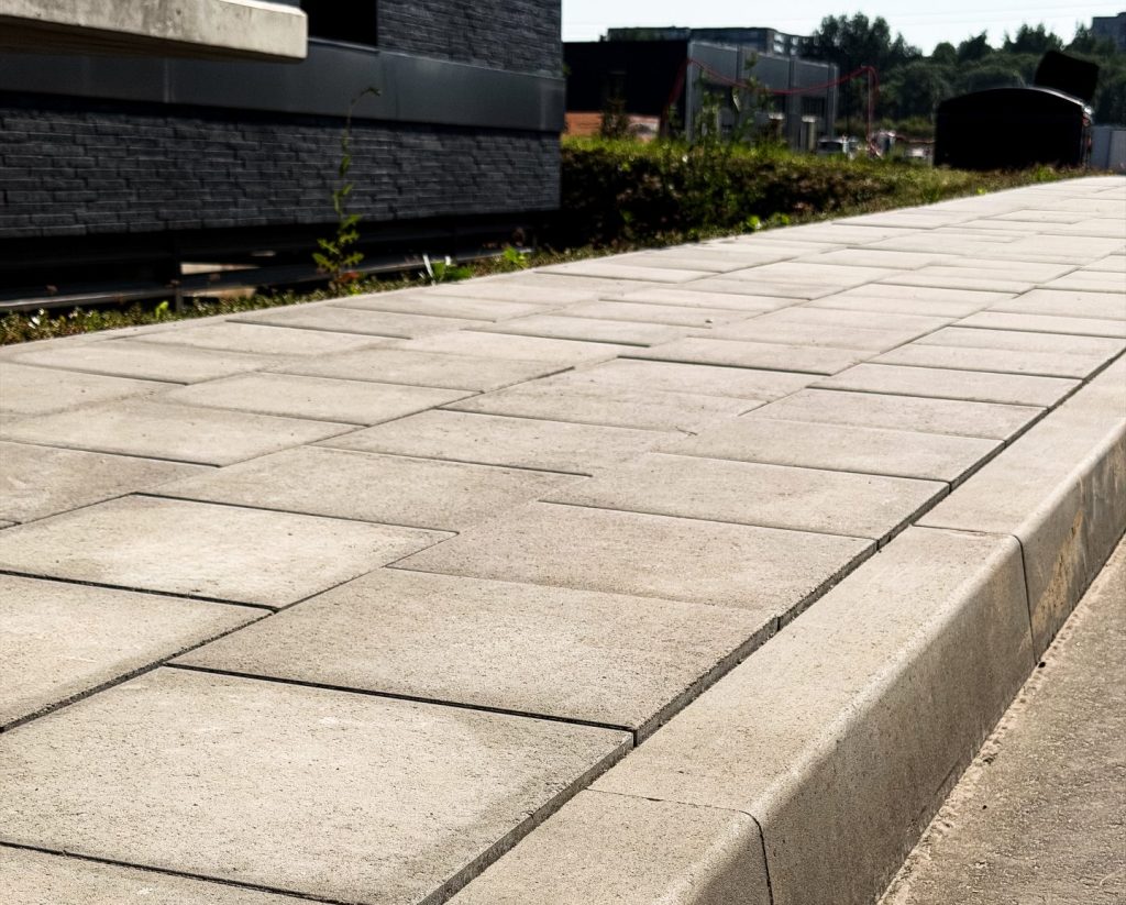 Tile 7 grey+ kerbstone high grey